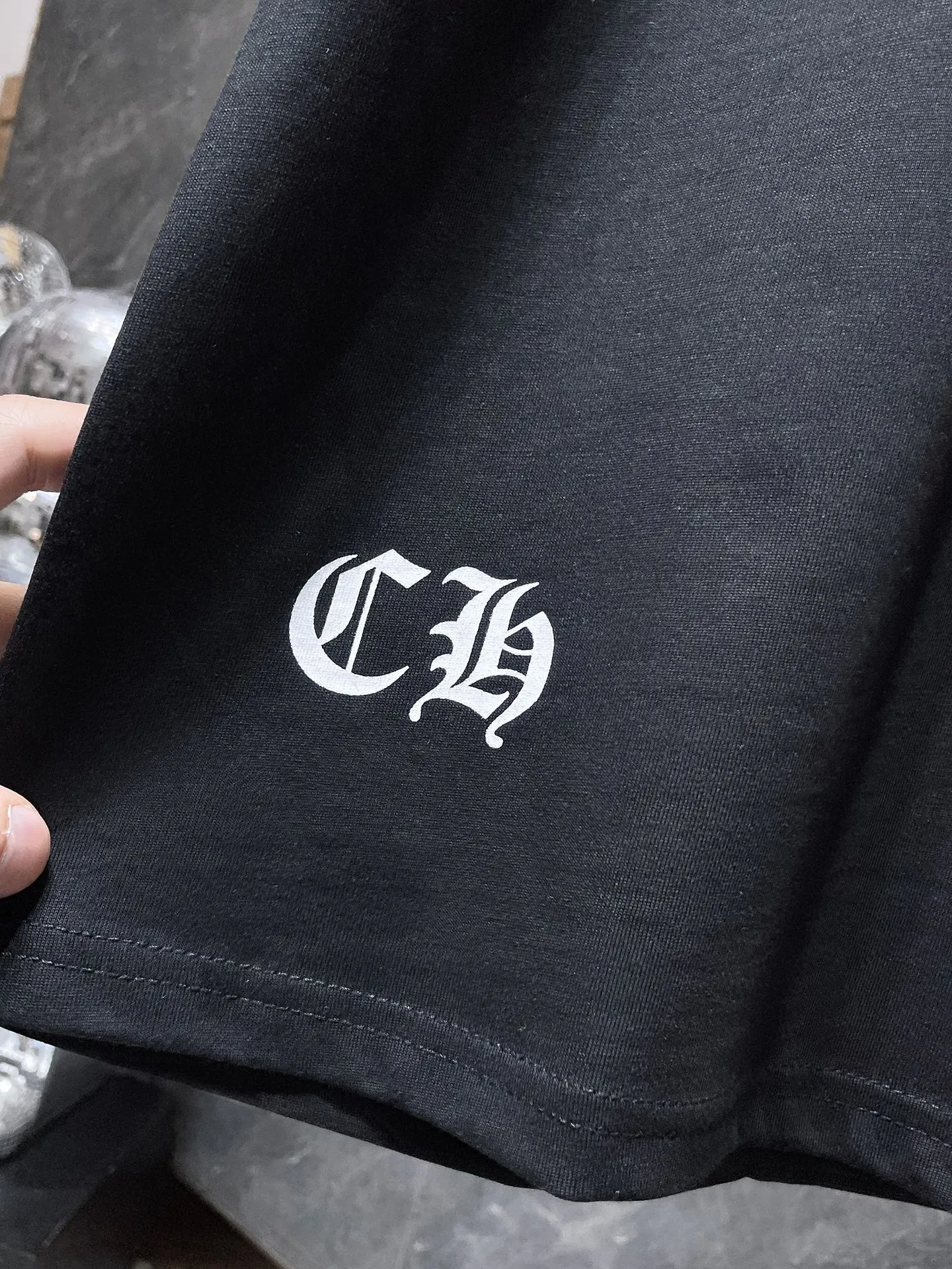 P170 New Chrome Hearts 25ss for summer. High-weight, environmentally friendly and high-quality top-quality fabric. 260g~285g. Heavy-duty hot-drilled horseshoes, Sanskrit letters, cross short-sleeves. Counter synchronization. 1:1 replica version. Recommended color: black. Size: S, M, L, XL.